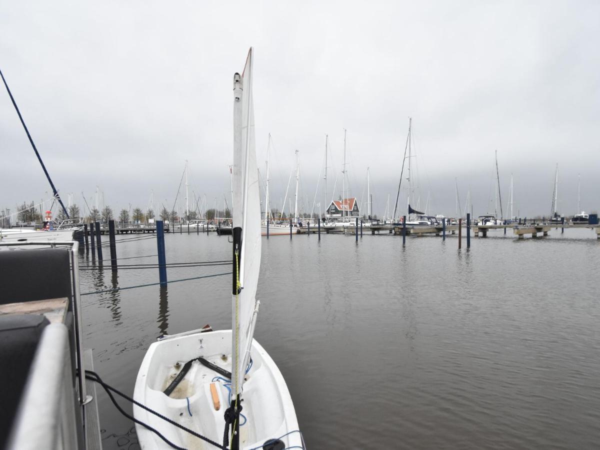 Отель Beautiful Houseboat In The Harbour Of Volendam Near Centre Экстерьер фото